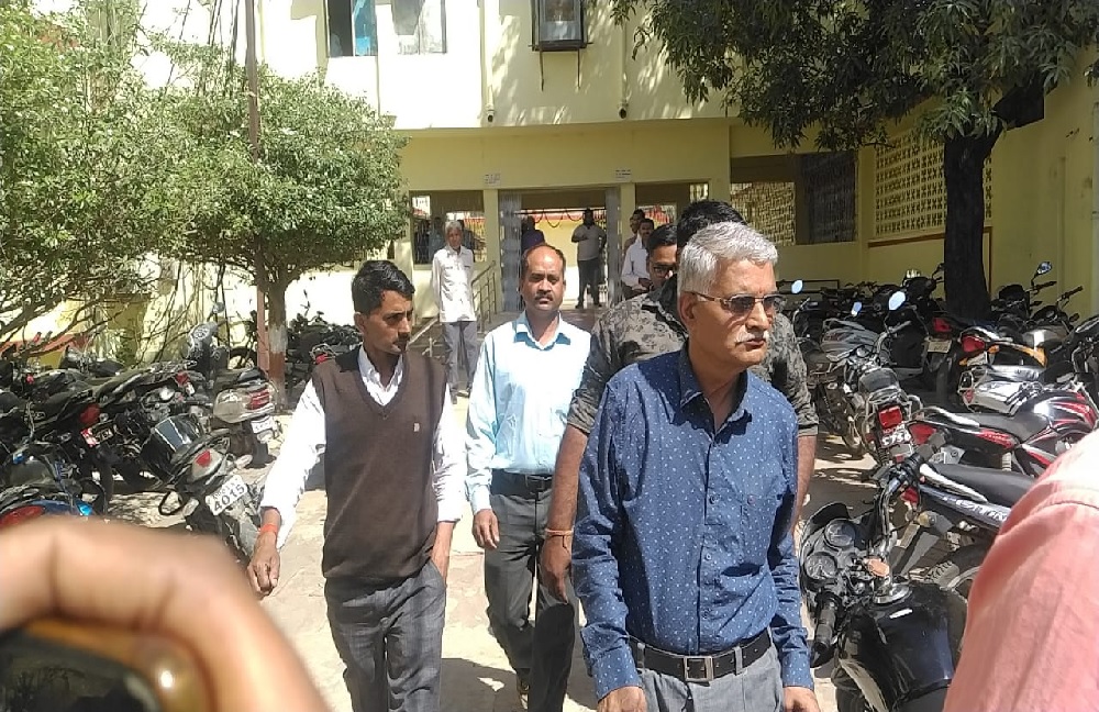 रीवाः विश्वविद्यालय के निर्माण शाखा का इंजीनियर 50 हजार रूपये की रिश्वत लेते हुआ ट्रेप रीवाः विश्वविद्यालय के निर्माण शाखा का इंजीनियर 50 हजार रूपये की रिश्वत लेते हुआ ट्रेप